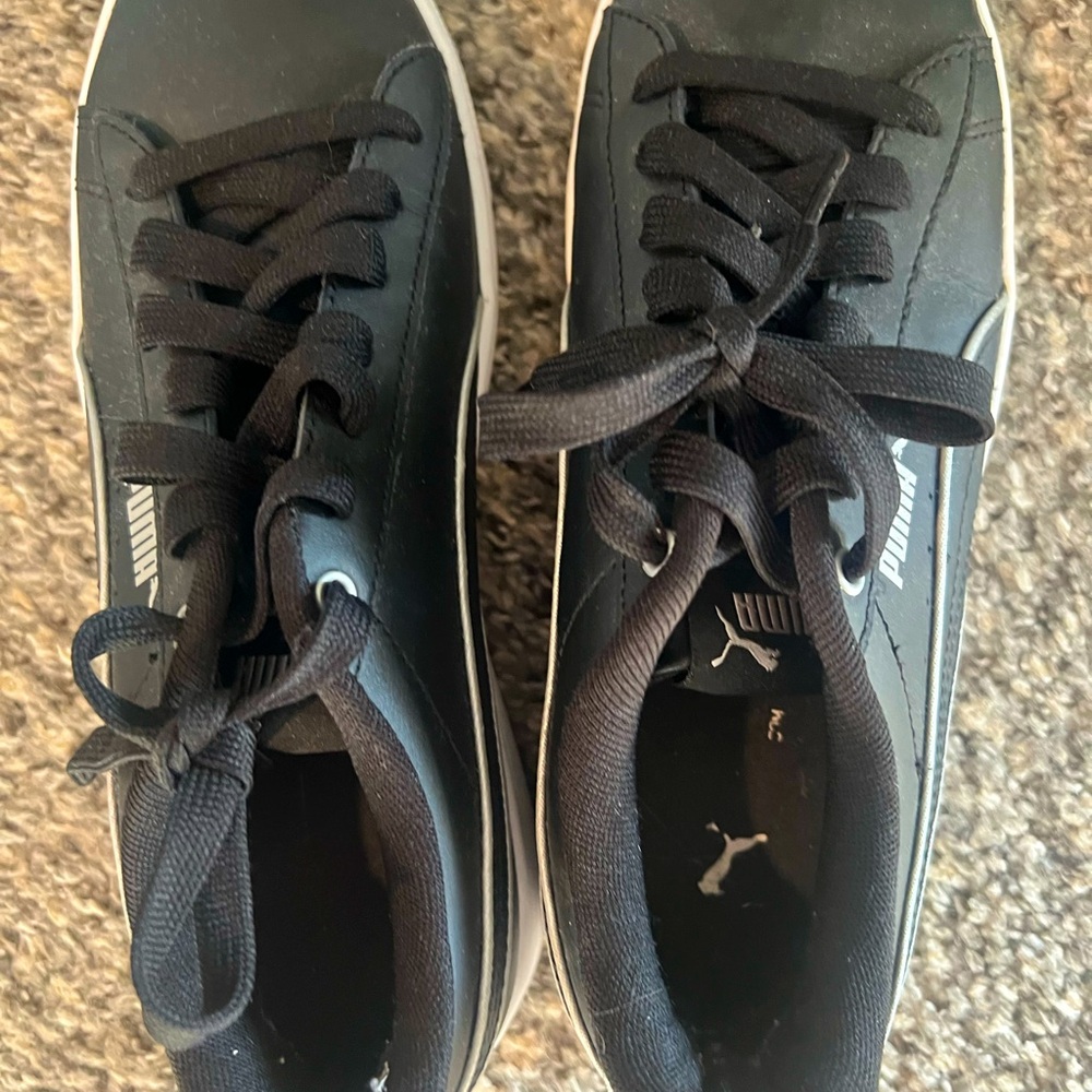 Puma size 7 black sneakers